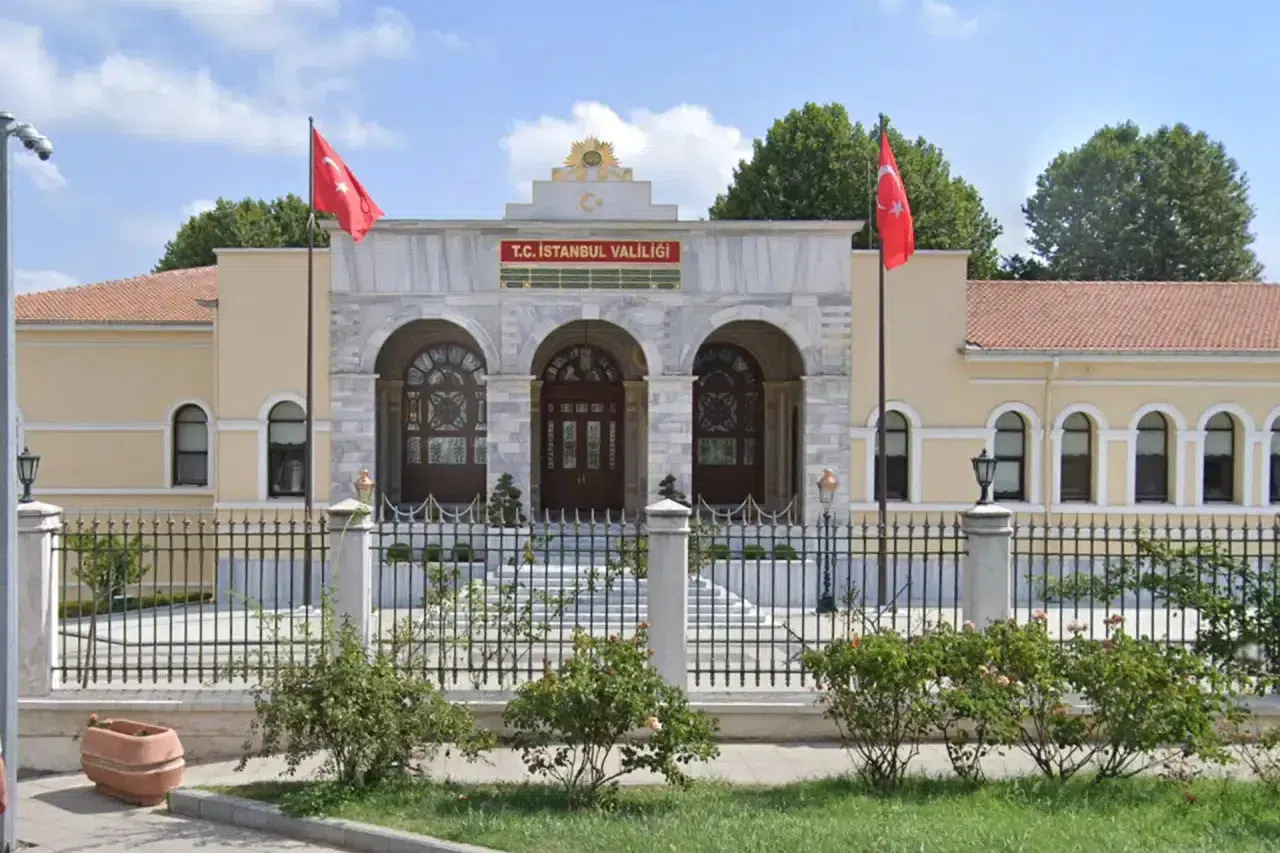 İstanbul Valiliği okullardaki mescitleri cuma namazı için düzenlemeye çağırdı