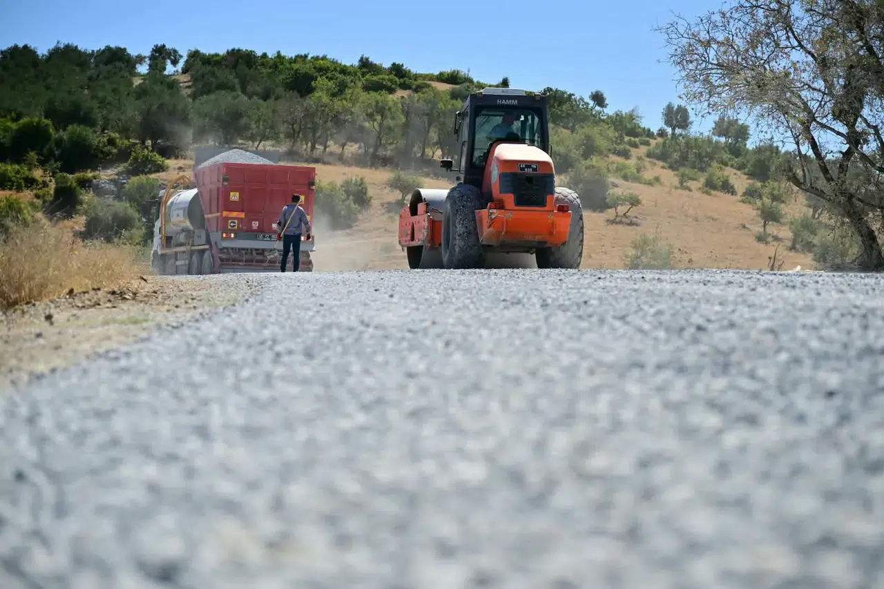 Manisa Büyükşehir’den 2 İlçenin 10 Mahallesine Ulaşım Sağlayan Yola Asfalt
