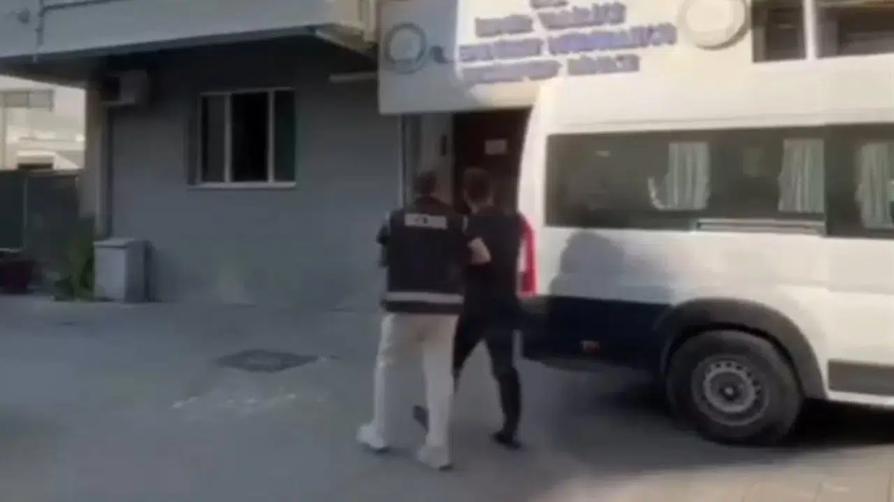 İzmir'de tefeci operasyonu: 7 şüpheli tutuklandı, 2 milyon liraya el konuldu