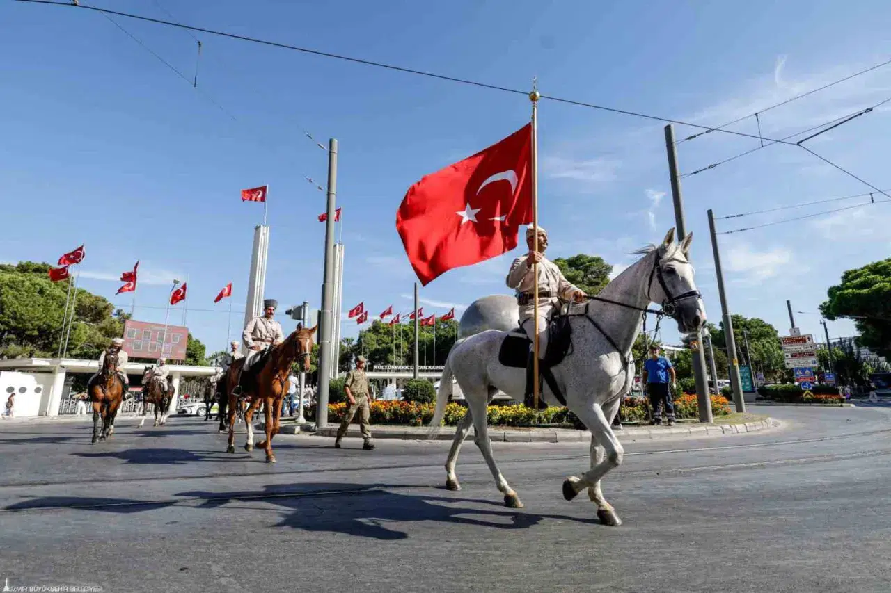 İzmir'in kurtuluşunun 104. yılında SOLOTÜRK ve süvari gösterisi