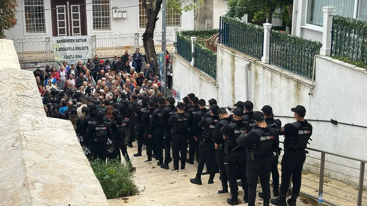 Adalar'da AK Parti'ye oy veren 3 CHP'li polis eşliğinde ayrıldı
