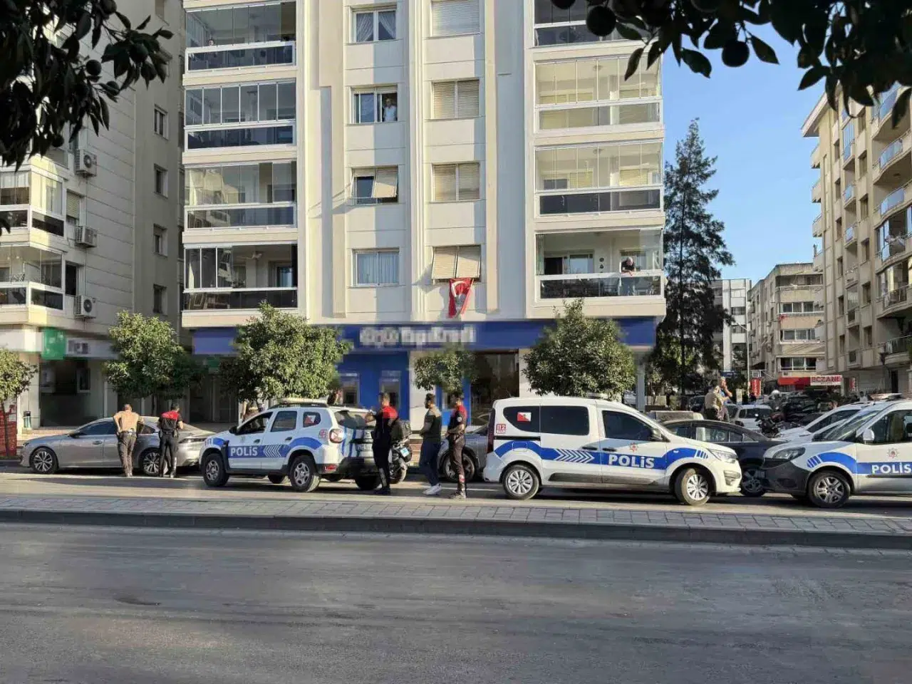 İzmir'de banka şubesinde 5 kişi rehin alındı
