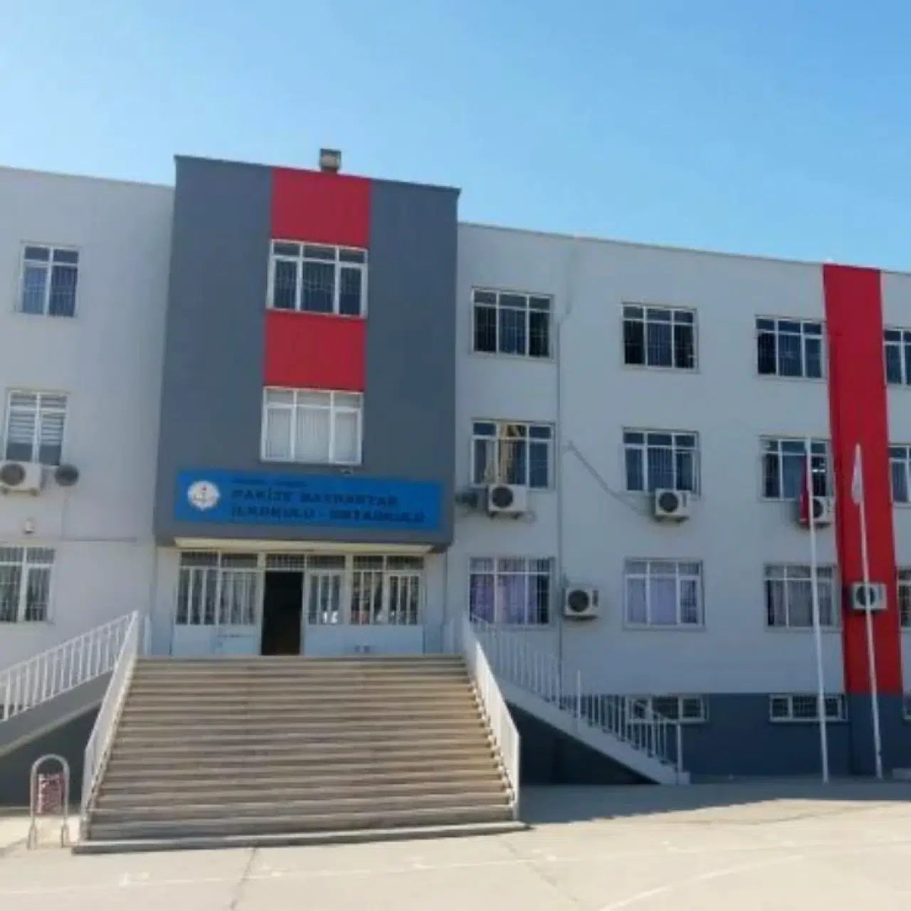 Mersin Tarsus'ta ilkokul öğrencisinin çantasından tabanca çıktı, baba gözaltında