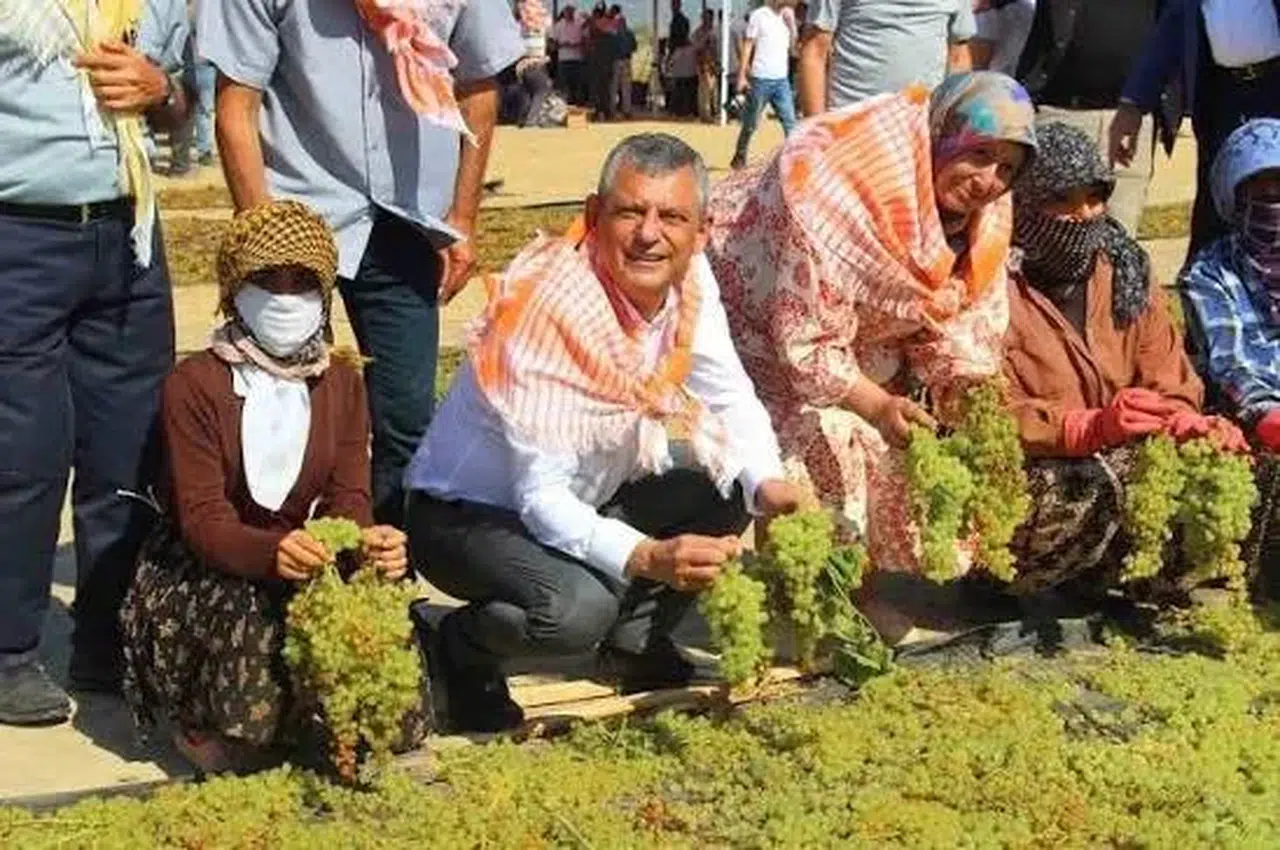 Özel Manisa’da üzüm üreticileriyle buluştu: “Çiftçinin kredi faizlerini sileceğiz”