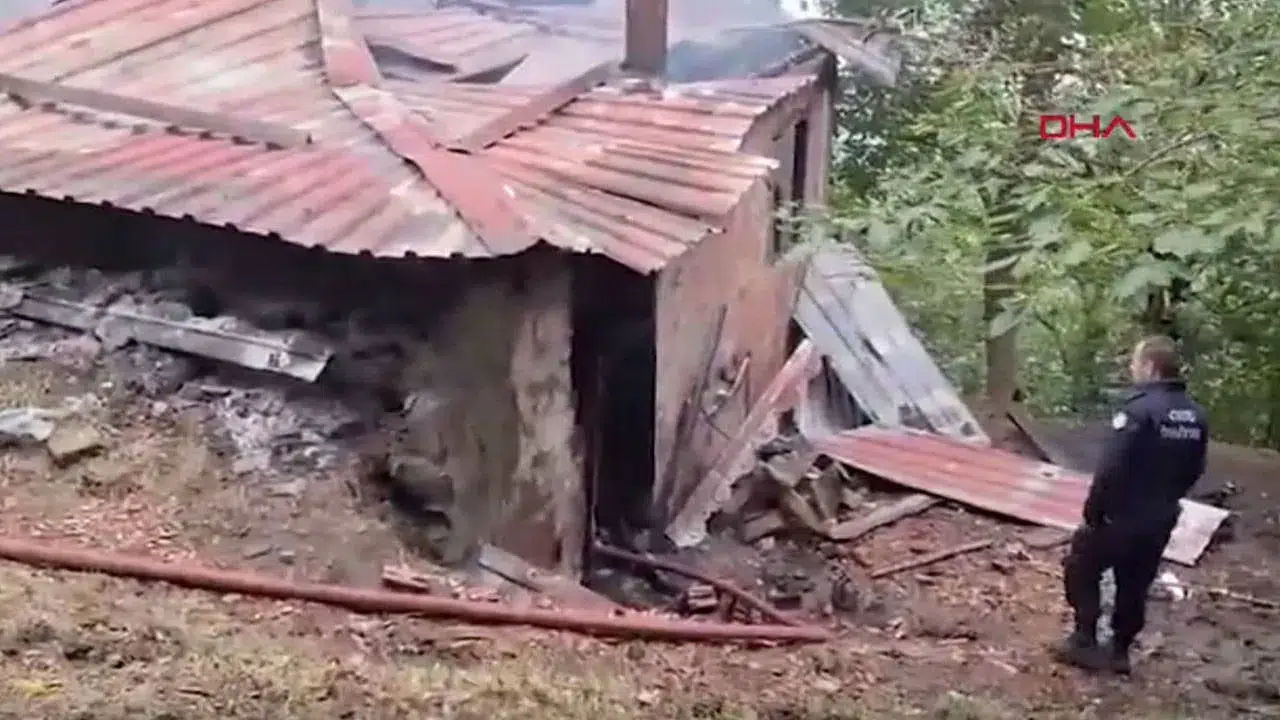 Ordu Ünye'de evde patlama: Anne, baba ve oğul ağır yaralandı