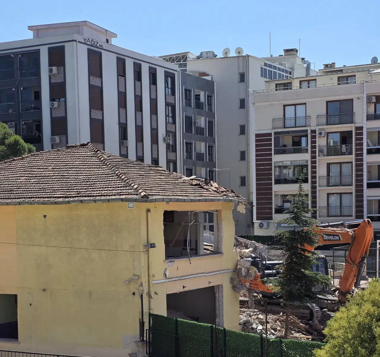 Aliağa’da 54 yıllık Atatürk Ortaokulu deprem yönetmeliği nedeniyle yıkıldı