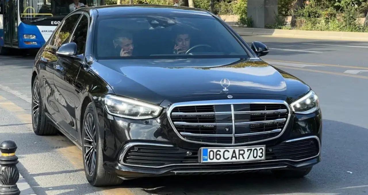 Eski Ankara Büyükşehir Belediye Başkanı Melih Gökçek, adliyeye 23 milyon liralık Mercedes ile geldi