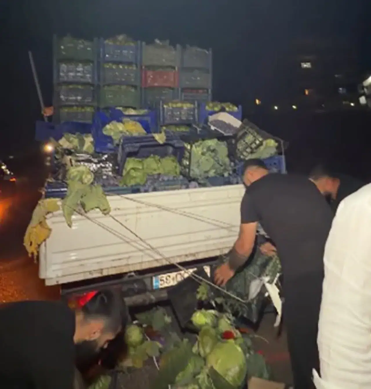 İzmir'de yola dökülen meyve ve sebzeler için vatandaşlar seferber oldu