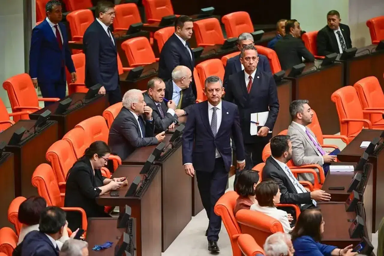 Yeni Parti Meclis açılışında Erdoğan için ayağa kalkmayacak