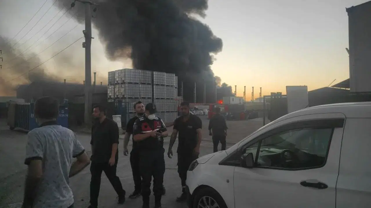 Bolu'da geri dönüşüm deposunda yangın: Patlama sesleri geliyor