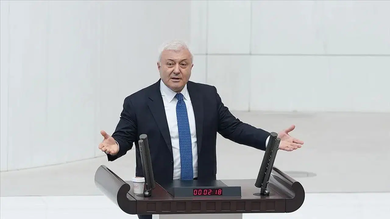 CHP'li Tuncay Özkan'dan AK Parti'ye geçen Foça Belediye Başkanı'na sert tepki: Cingöz Recai'nin yeni perdesi