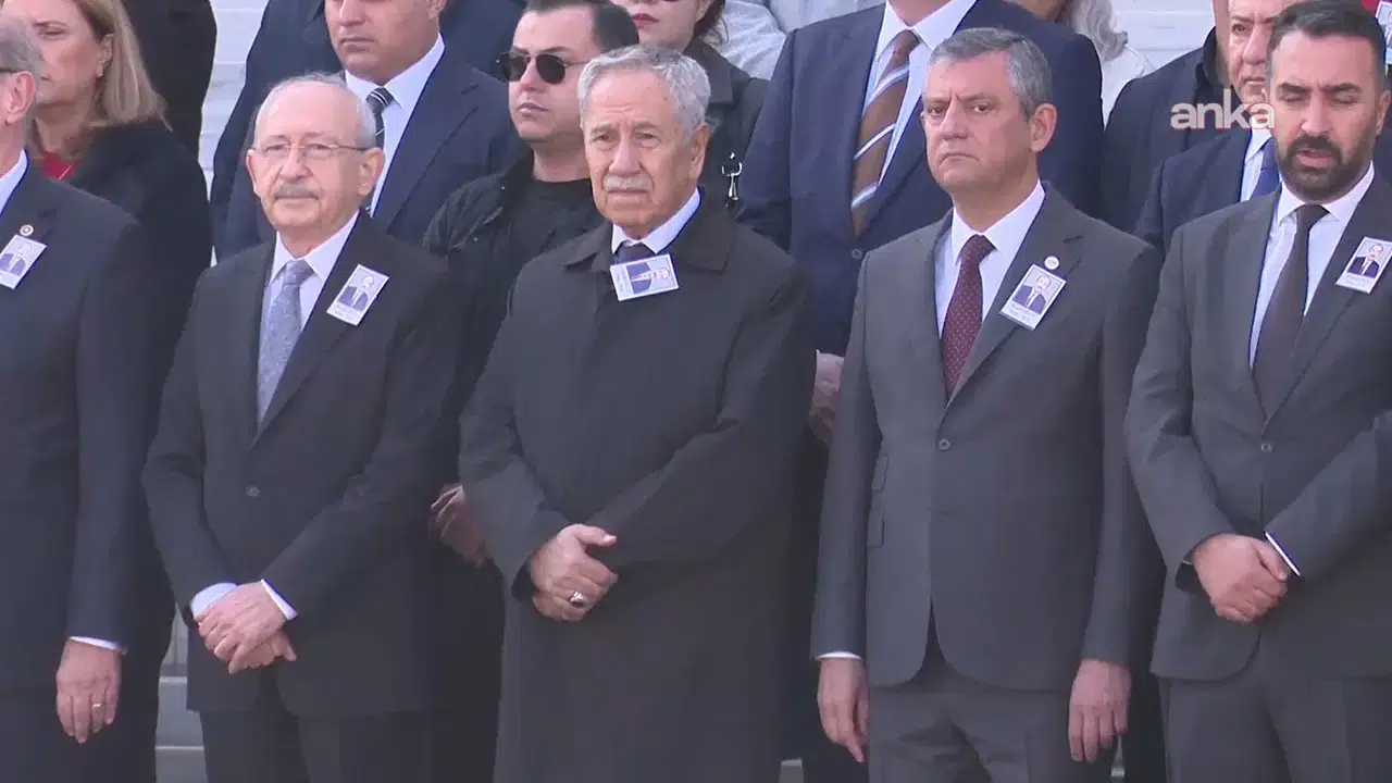 Özel ve Kılıçdaroğlu Hasan Gülay'ın cenazesinde tokalaştı