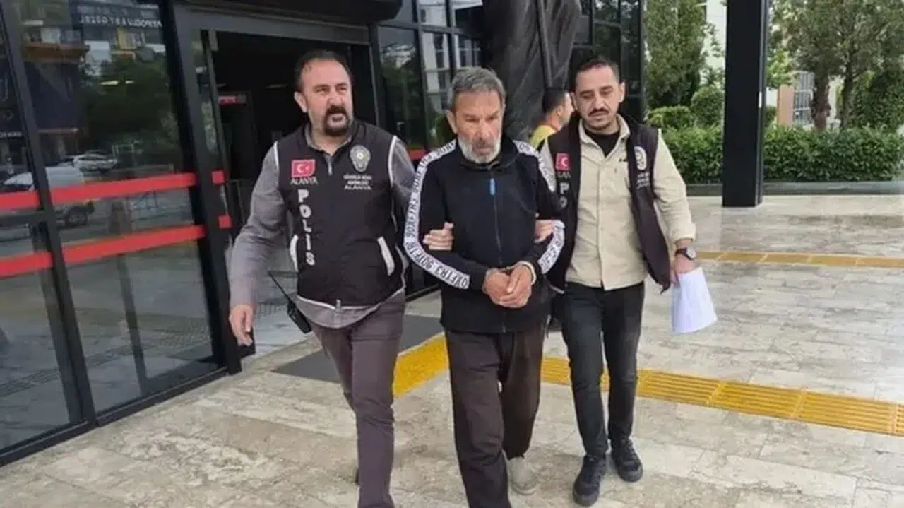 Alanya'da barınma sorunu yaşayan şahıs cezaevine girmek için Erdoğan'a hakaret etti
