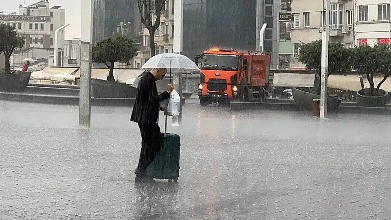 Bakan Kurum'dan 10 ile turuncu kodlu kuvvetli yağış uyarısı