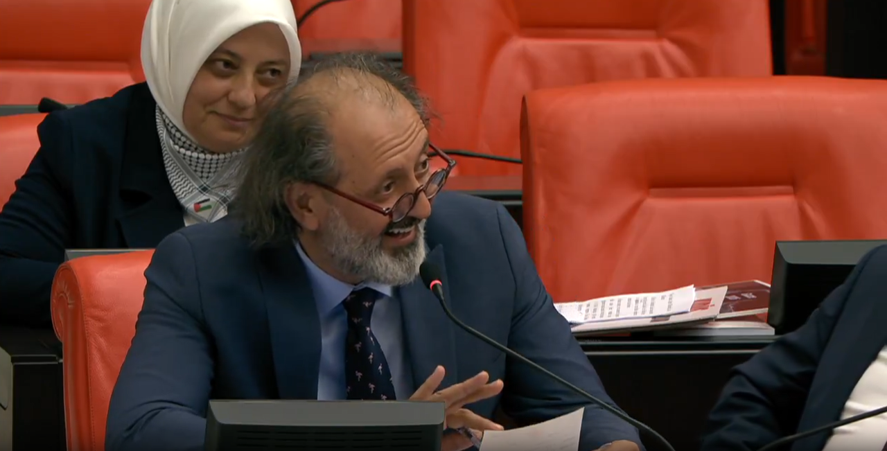 AK Partili Hacıoğulları'nın Meclis'te İzmir Marşı mırıldanması muhalefetten tepki aldı