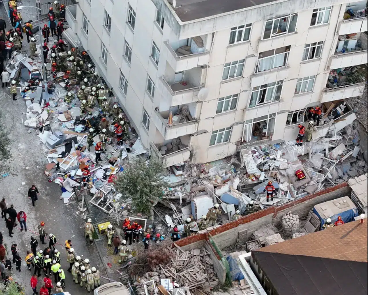 Maltepe'de 7 katlı bina çöktü: 5 kişi kurtarıldı, arama çalışmaları sürüyor