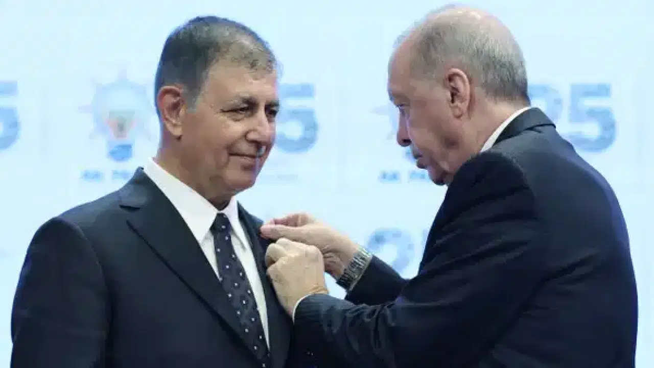 Cemil Tugay AK Parti'ye geçti, rozet töreninin ardından 5 günlük izne ayrıldı
