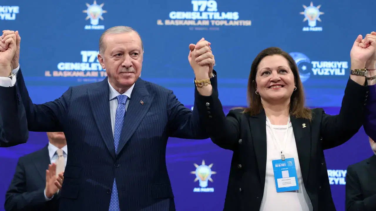 Burcu Köksal'dan Mahinur Özdemir Göktaş'a sosyal medya desteği