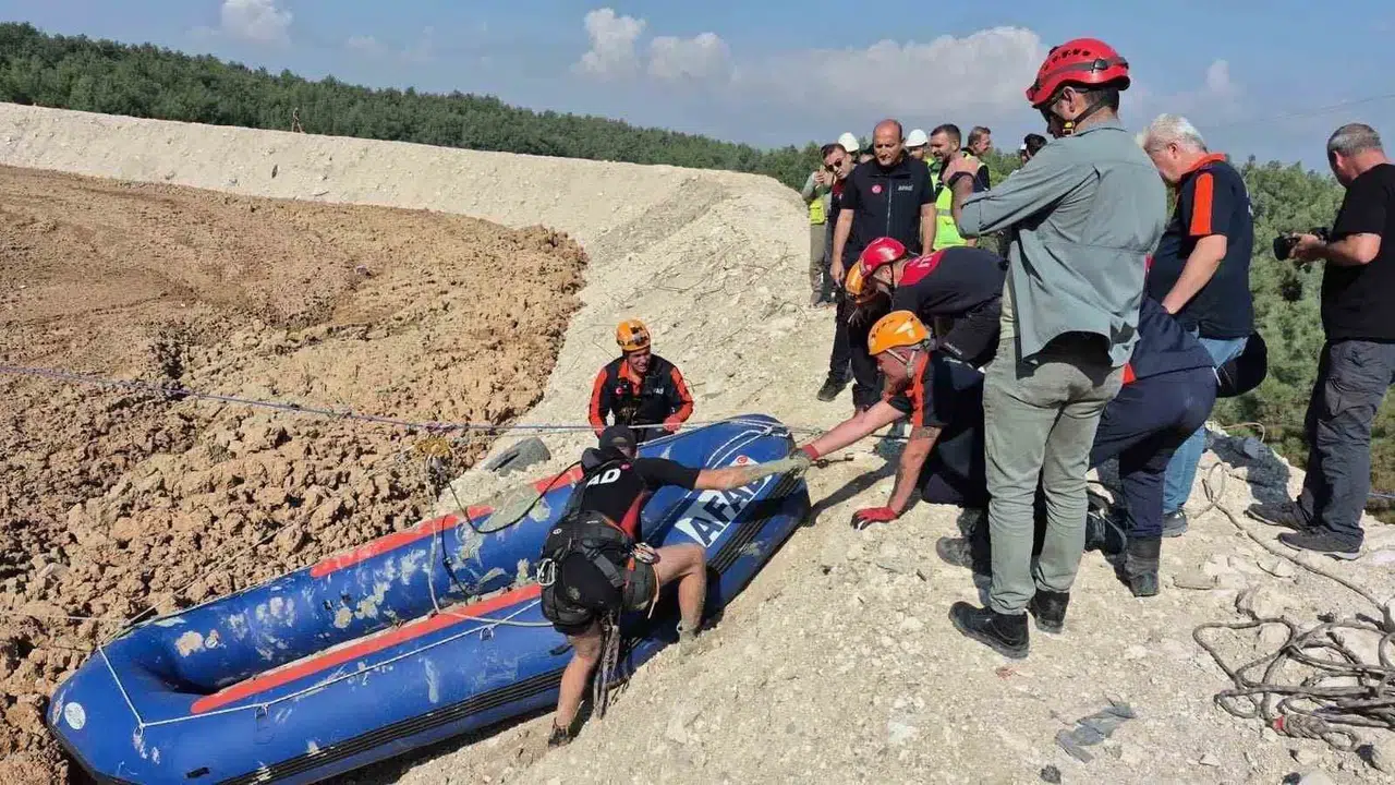 Buca'daki çamur havuzuna düşen köpek AFAD ve itfaiye ekiplerince kurtarıldı