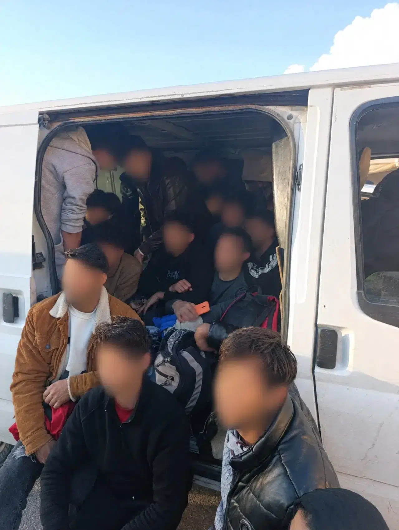 İzmir'de durdurulan araçtan 34 düzensiz göçmen çıktı
