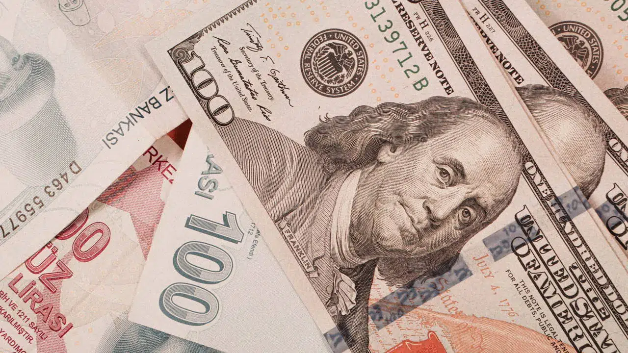 Dolar/TL tarihi zirveyi yeniledi, Euro yükselişini sürdürdü