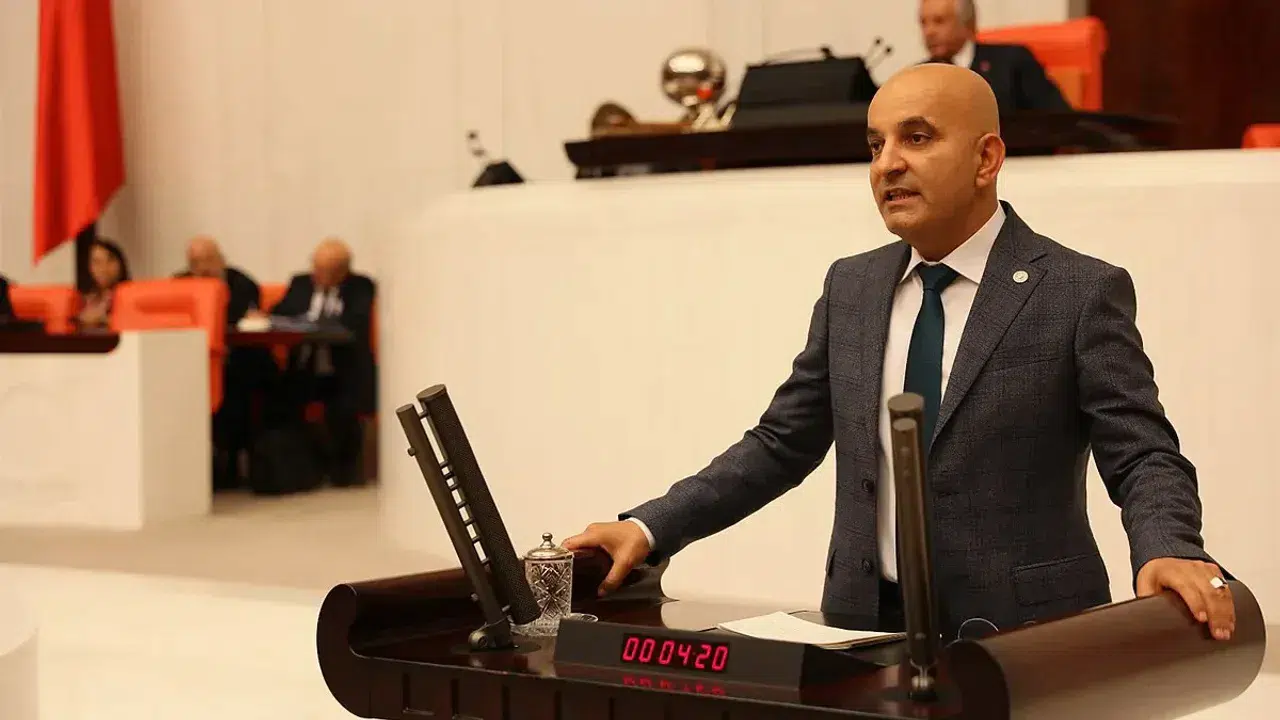 Mahir Polat’tan dikkat çeken paylaşım: “İşitiyor musun İzmir!”