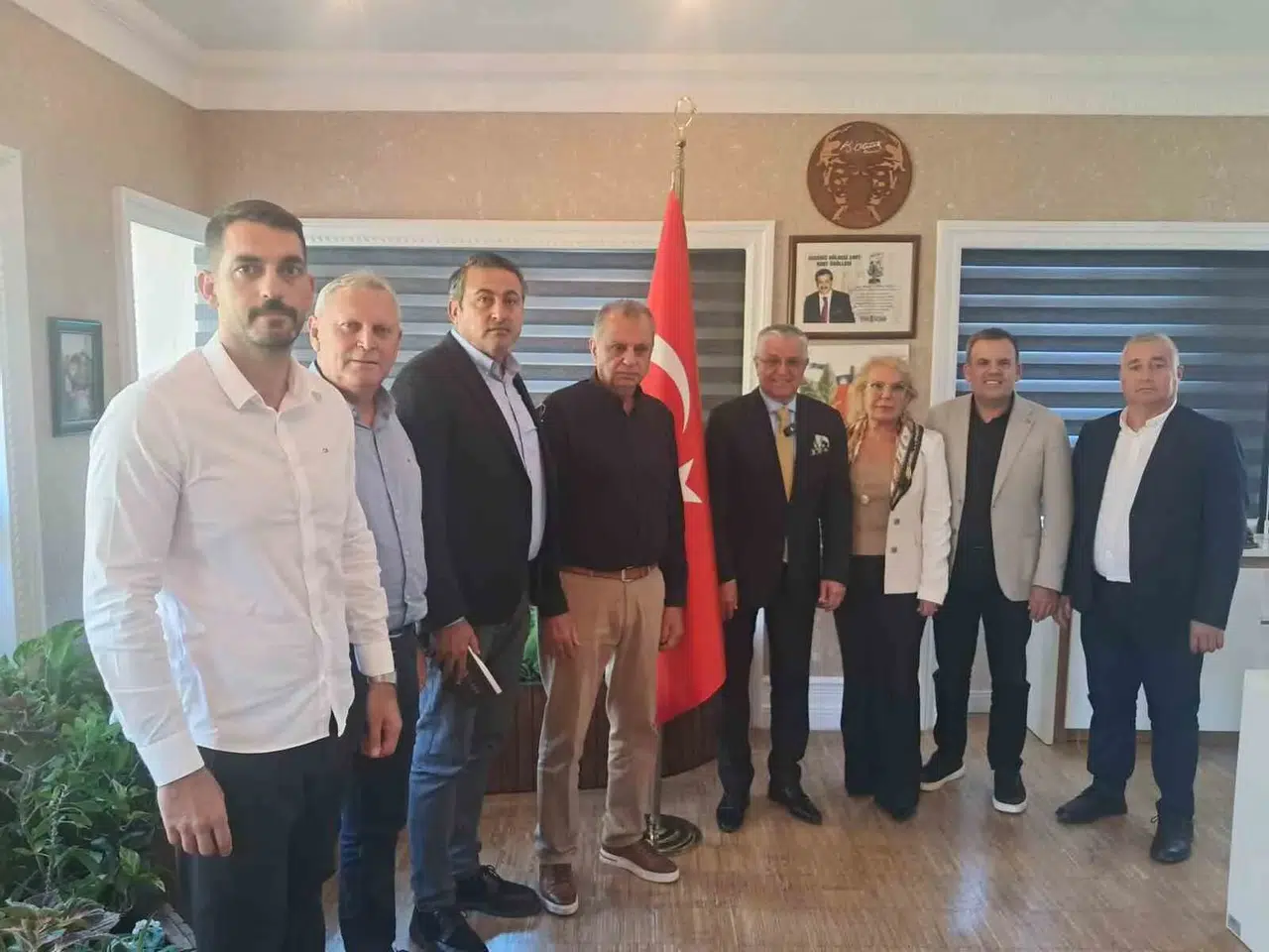 Kemer Belediye Başkanı Necati Topaloğlu ve 8 meclis üyesi CHP'den istifa etti