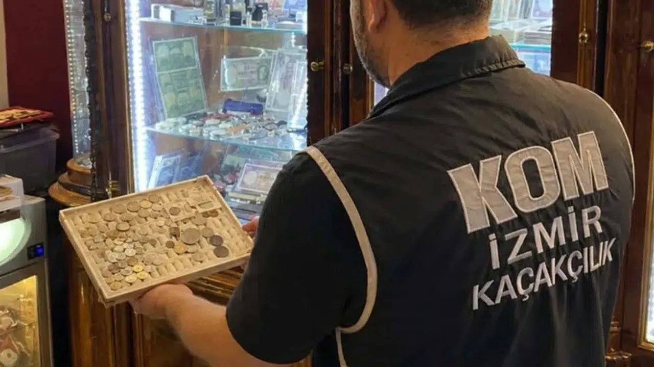 İzmir Konak'ta iş yerine operasyon: 672 sikke ele geçirildi