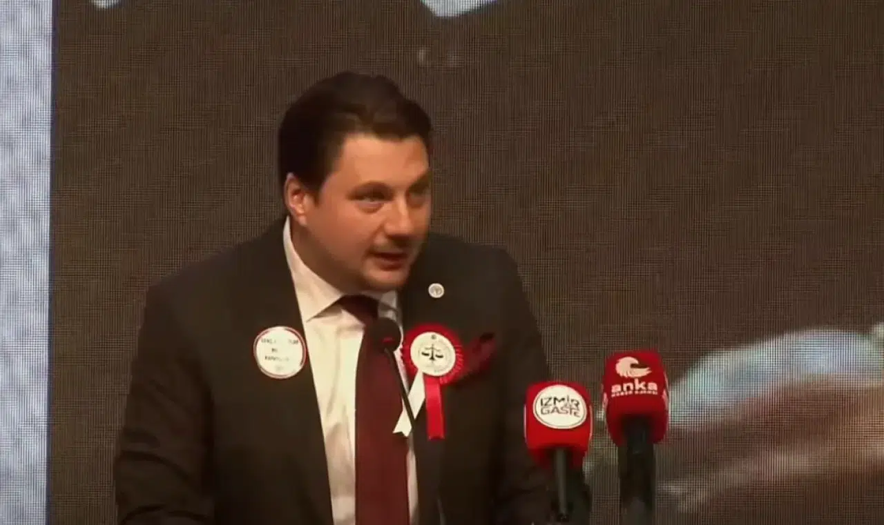 İzmir Barosu'nda başkanlık yarışı sonuçlandı: Serhat Sökmen 101 oy farkla kazandı