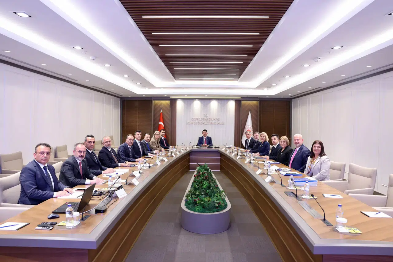AK Parti'ye geçen Çiğli Belediye Başkanı Yıldız, iki bakanla ilçenin sorunlarını görüştü