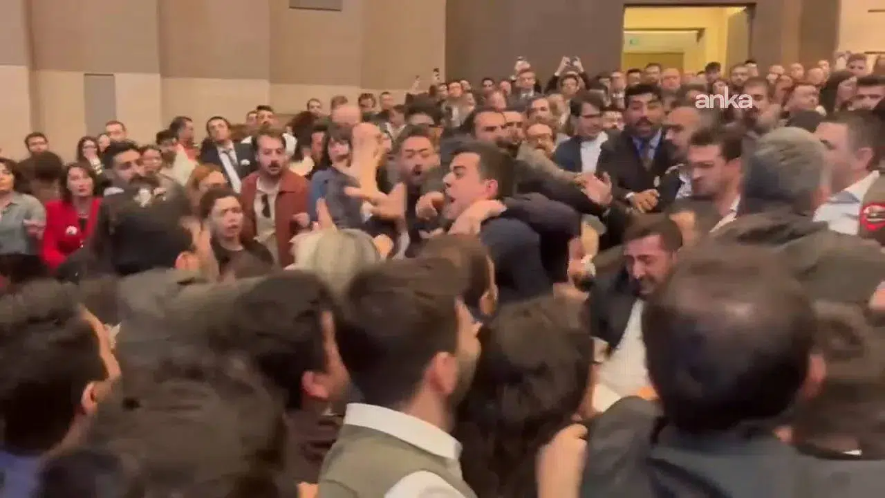 İstanbul Barosu Genel Kurulu'nda LGBT+ bayrağı gerginliği ve yumruklu kavga