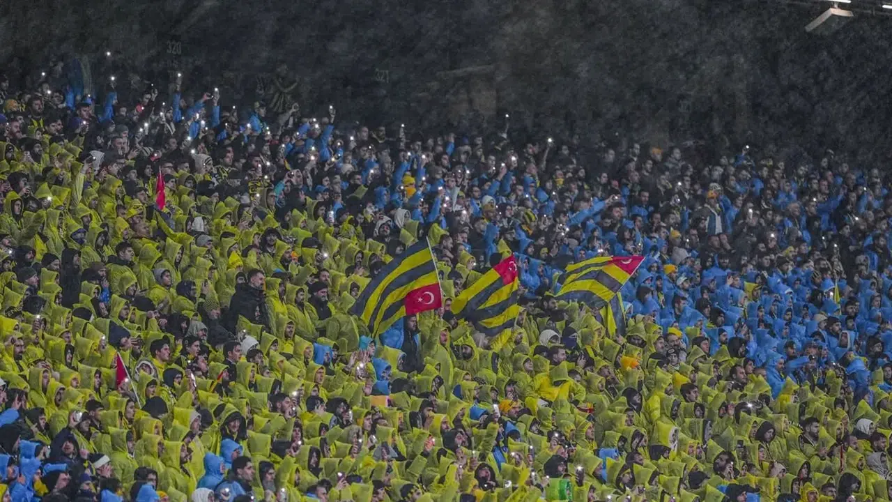 Fenerbahçe, Galatasaray deplasmanına gidecek taraftarlarına yağmurluk ve bere dağıtacak