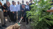Özgür Özel, YENİ Parti genel merkezinde fidan dikti