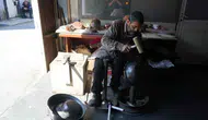 Üç kuşaktır ateşe ve örse hayat veren kalaycı ailesi mesleğin geleceğinden endişeli