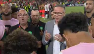 Penaltılardan önce takımı toplayıp dua ettirdi: Turu geçince de secdeyle kutladılar
