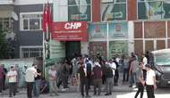 CHP Malatya’da kapı krizi: Gençlik kolları "Hain" yazılı dev poster astı