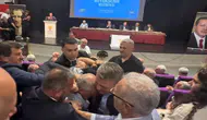Belediye başkanına 'yalan konuşuyorsun' diye bağıran partili salondan atıldı