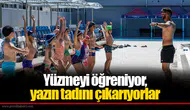 Yüzmeyi öğreniyor, yazın tadını çıkarıyorlar
