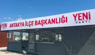 Yeni Parti ilk tabelasını deprem bölgesi Hatay'da konteynere astı