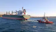 Çanakkale Boğazı'nda makine arızası yapan dev yük gemisi karaya oturdu