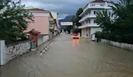 Kastamonu Cide'de gece yarısı sel felaketi: Devrekani Çayı taştı, ilçe merkezi sular altında