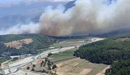 Muğla'dan Antalya'ya sıçrayan yangın nedeniyle evler ve seralar alev aldı