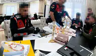 AKP'li eski belediye başkanının evinde jandarma tarafından sayılan para miktarı