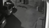 İzmir Konak'ta bir kişinin köpeğine tekme atıp sürüklediği anlar kamerada