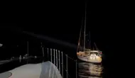 Urla açıklarında yelkenli teknede 11 düzensiz göçmen ve 2 kaçakçı yakalandı