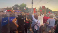 Foça'da AK Parti'ye geçen belediye başkanı kırmızı kartla protesto edildi