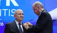 Erdoğan rozetini taktı, Torun AK Parti Genel Başkan Danışmanı oldu