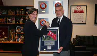 TFF Başkanı Hacıosmanoğlu, Montella'ya plaket hediye ederek vedalaştı