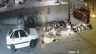 Kaldırımda uyuyanı fark etmedi, üzerinden otomobille geçti: O anlar kamerada