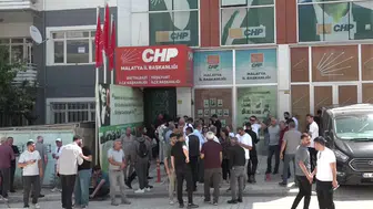 CHP Malatya’da kapı krizi: Gençlik kolları "Hain" yazılı dev poster astı